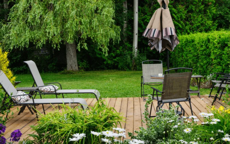 simple-ground-level-stained-deck_result